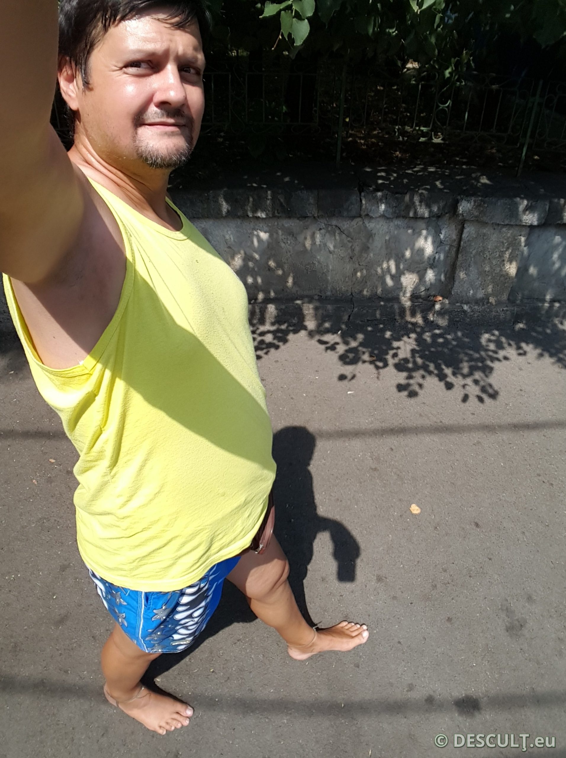Ce cred românii dacă mergi desculţ? – 04 selfie desculţ pe stradă