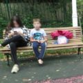 Am întâlnit şi copii desculţi – 07 aşteptând desculţ pe bancă